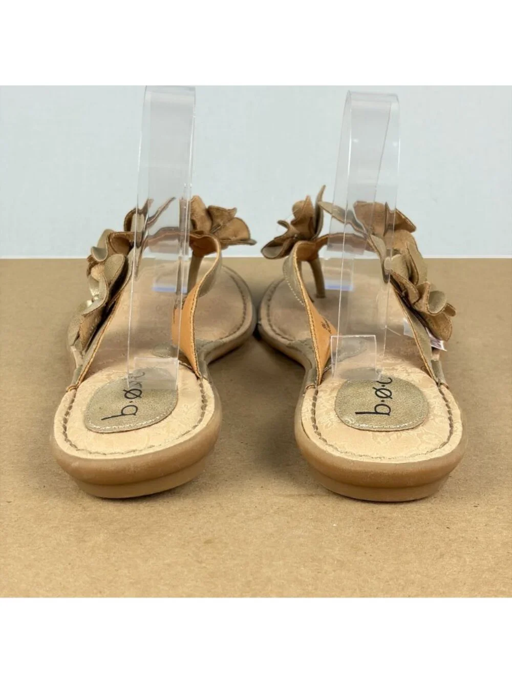 b.o.c. Born Floral Thong Sandals Womens 9 Tan/Gold Faux Leather Casual Slip On